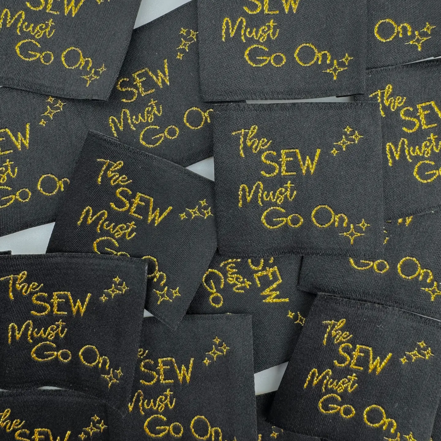 The Sew Must Go On - naailabel per stuk