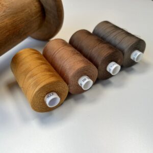 Fall In A Bobbin – Set van 4 x Coats Epic 1000m – Hoogwaardig atelier naaigaren