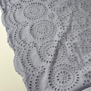 Dusty blue broderie – Katoen (Fibre Mood)