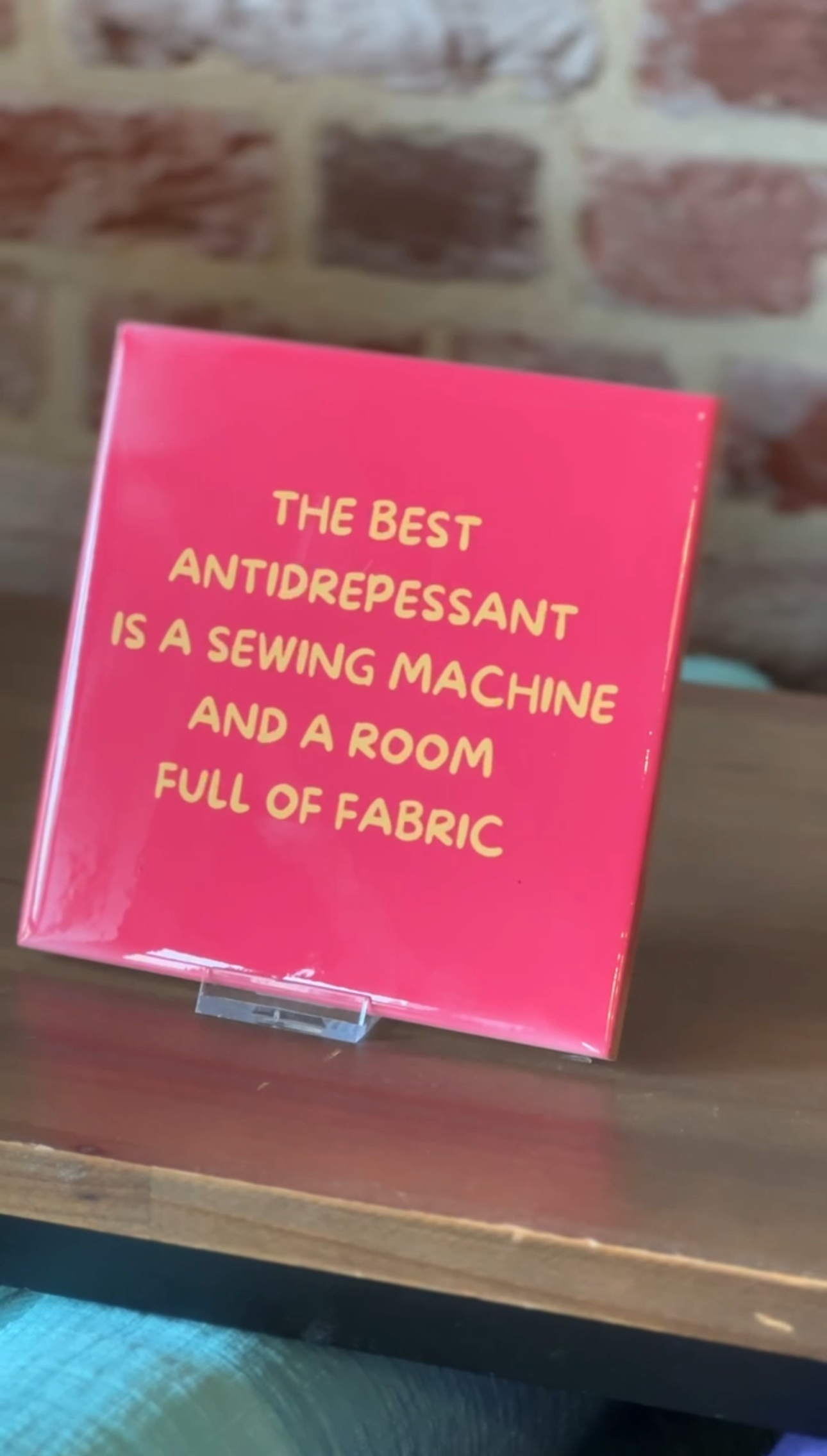The best antidrepessant is a sewing machine - Keramische tegel