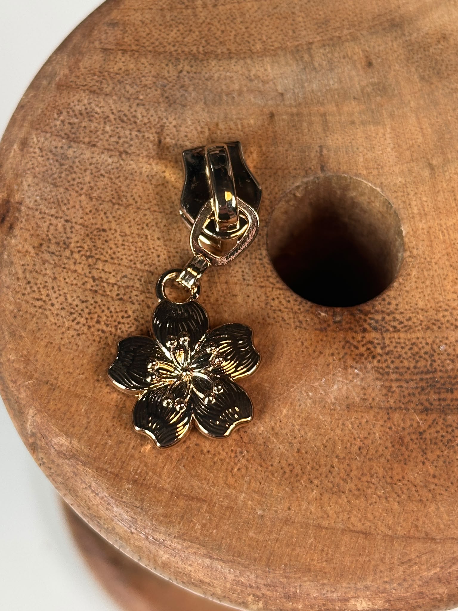 bloem met details - Goud - schuiver voor SPIRAAL rits 6mm