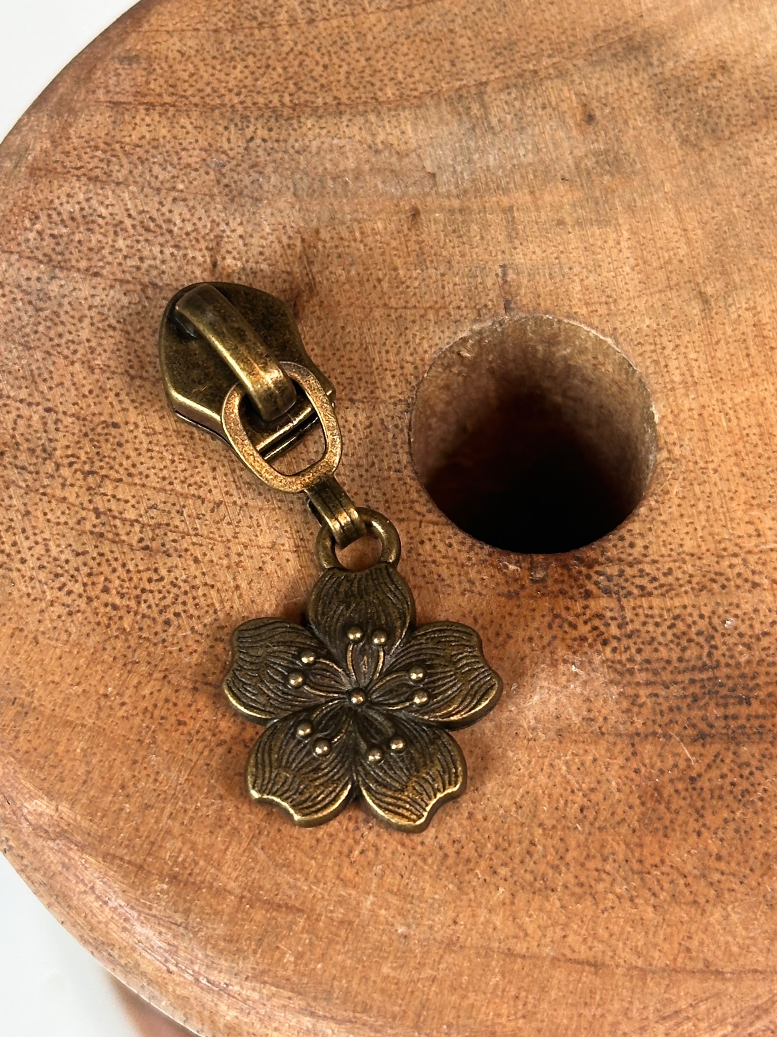 bloem met details - messing - schuiver voor SPIRAAL rits 6mm